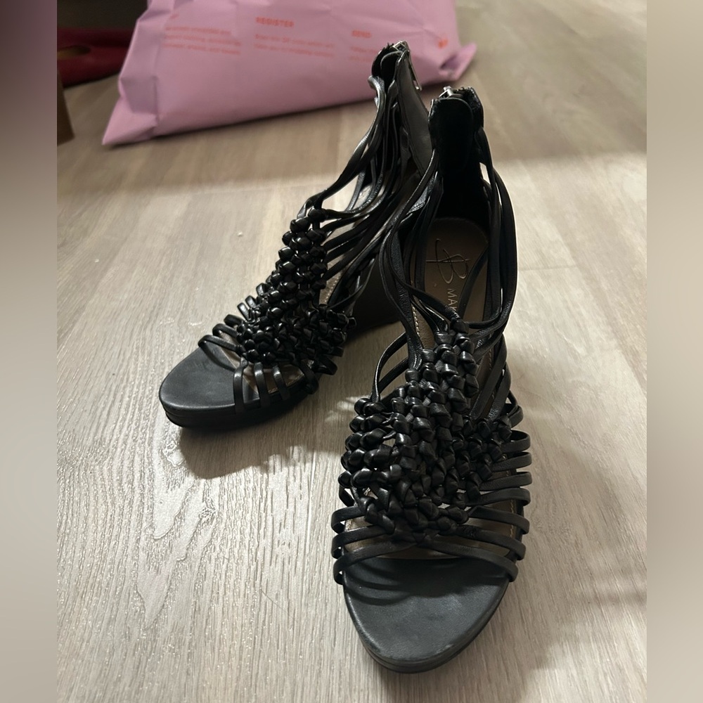 B Makowsky Black Women's Knotted Cross Front 2000s Sandals